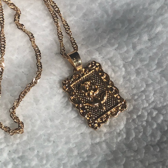 Rose plate pendant necklace! 💞🌹 - Picture 3 of 4